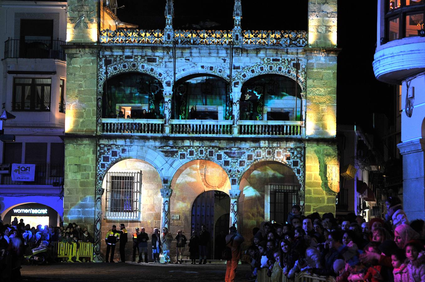 Los Reyes Magos reparten ilusión y regalos en Plasencia