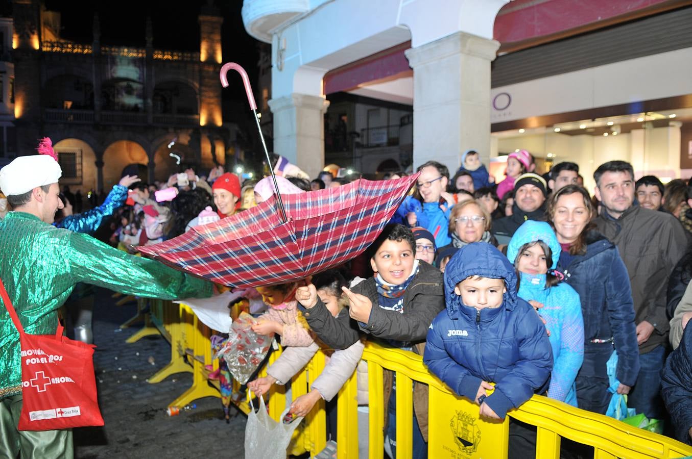 Los Reyes Magos reparten ilusión y regalos en Plasencia