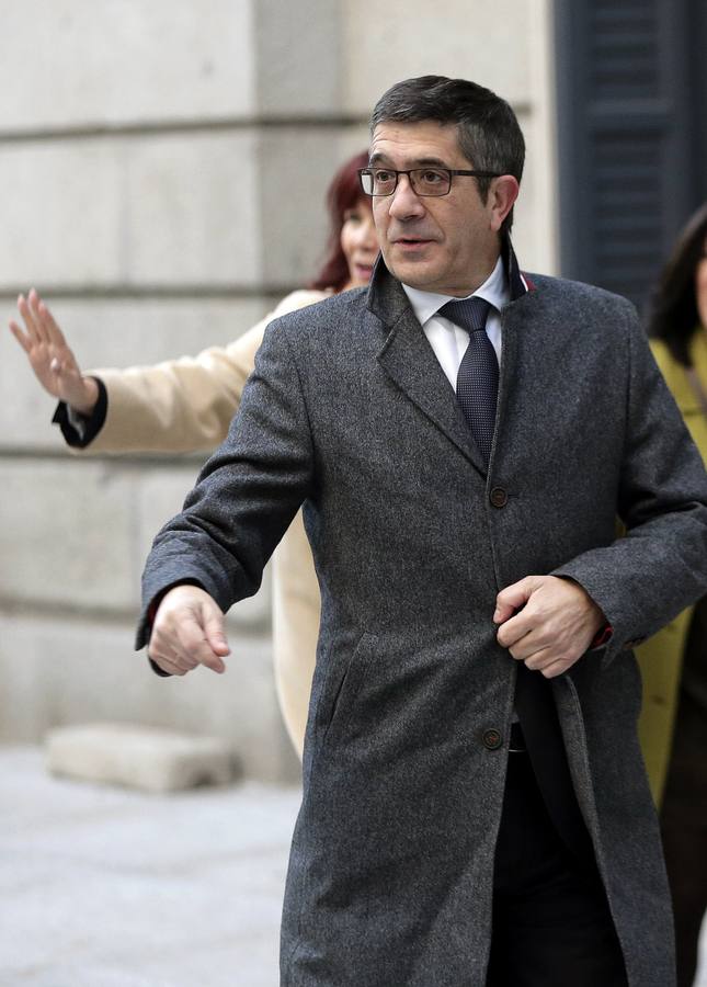 El diputado del PSOE Patxi López, propuesto a la Presidencia del Congreso, a su llegada hoy a la Cámara Baja para asistir a la constitución de las nuevas Cortes Generales.
