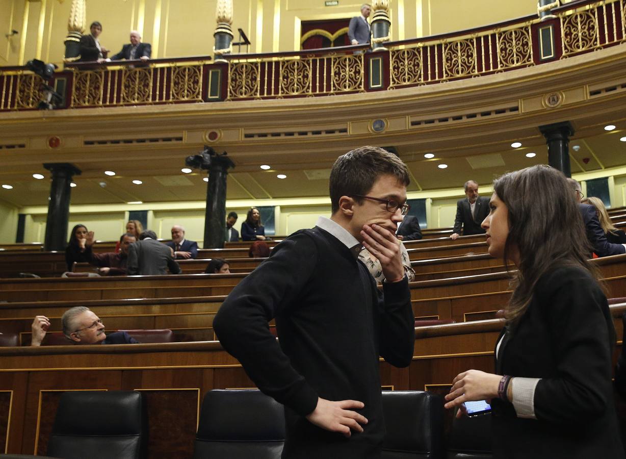 Los diputados de Podemos Iñigo Errejón e Irene Montero conversan en el hemiciclo del Congreso donde hoy se celebra la sesión constitutiva de la Cámara Baja.