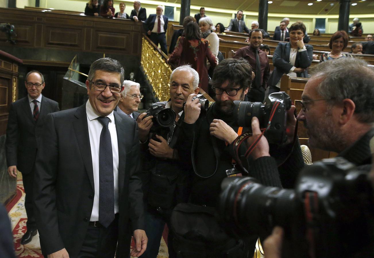 El diputado del PSOE Patxi López, propuesto a la presidencia del Congreso, a su llegada hoy a la Cámara Baja para asistir a la constitución de las nuevas Cortes Generales.