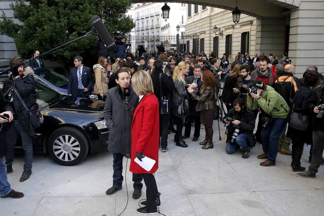 El líder de Podemos, Pablo Iglesias, atiende a los medios a su llegada al Congreso para asistir a la constitución de las nuevas Cortes Generales.