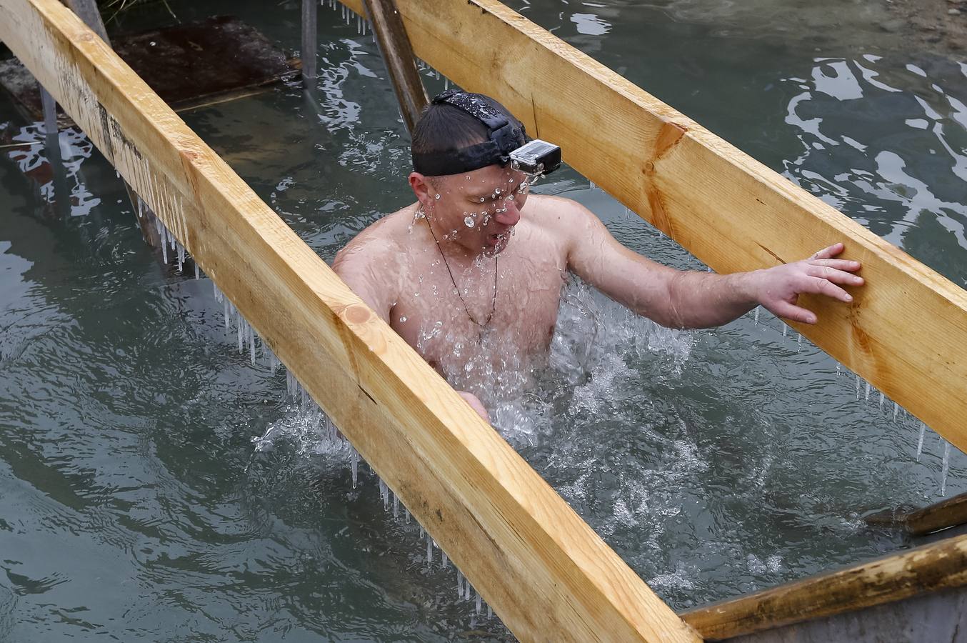 Celebración de la Epifanía en la orilla del río Bolshaya Almatinka en Almaty, Kazajistán. Foto: Shamil Zhumatov