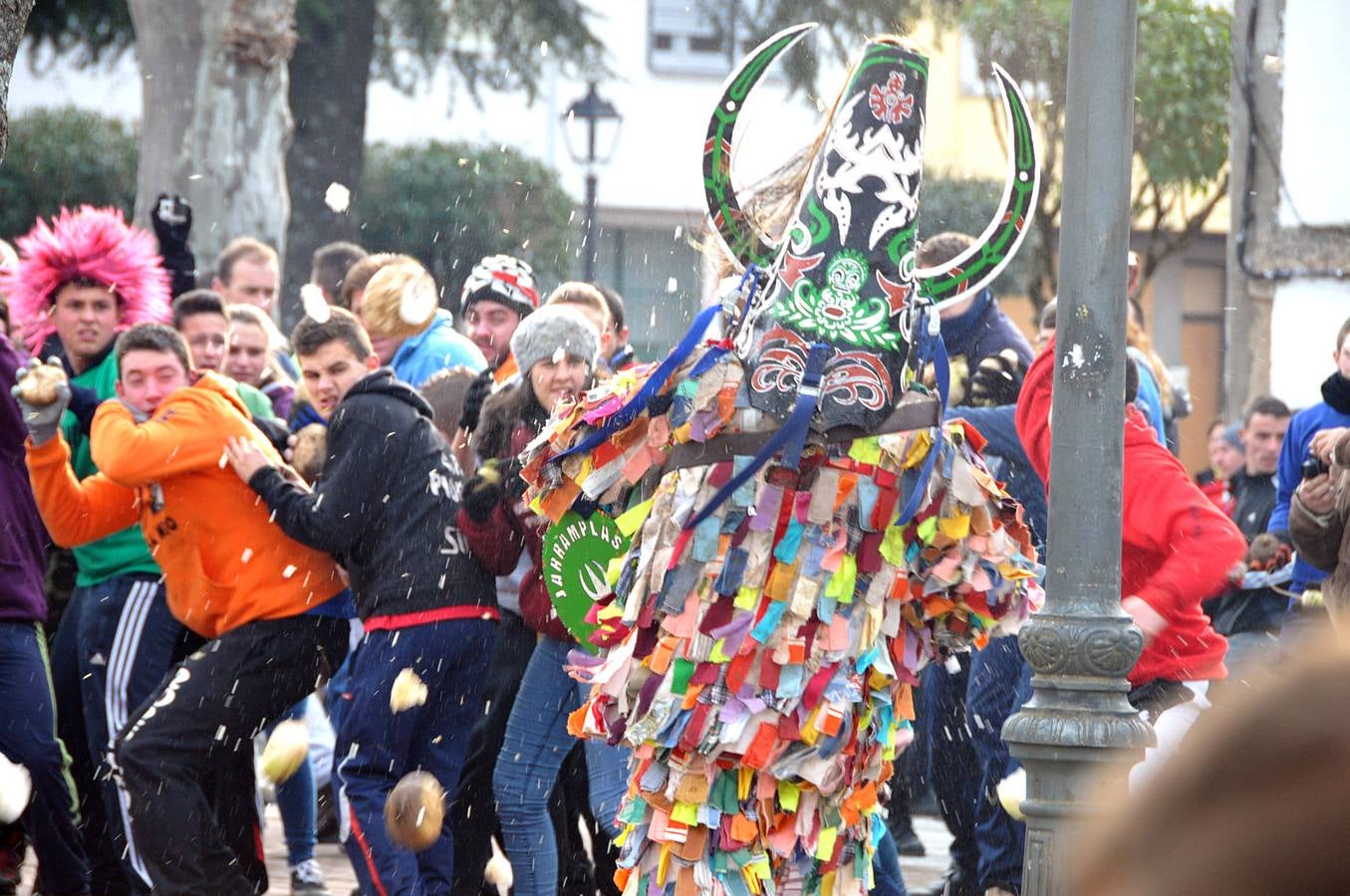 Martes, 19 de enero: Los vecinos de la localidad cacereña de Piornal pidieron la declaración de interés turístico internacional para su Jarramplas y lo hicieron como es tradición, con una lluvia de nabos sobre este mítico personaje que es el epicentro de la fiesta más impactante de toda Extremadura. Fotografías: David Palma