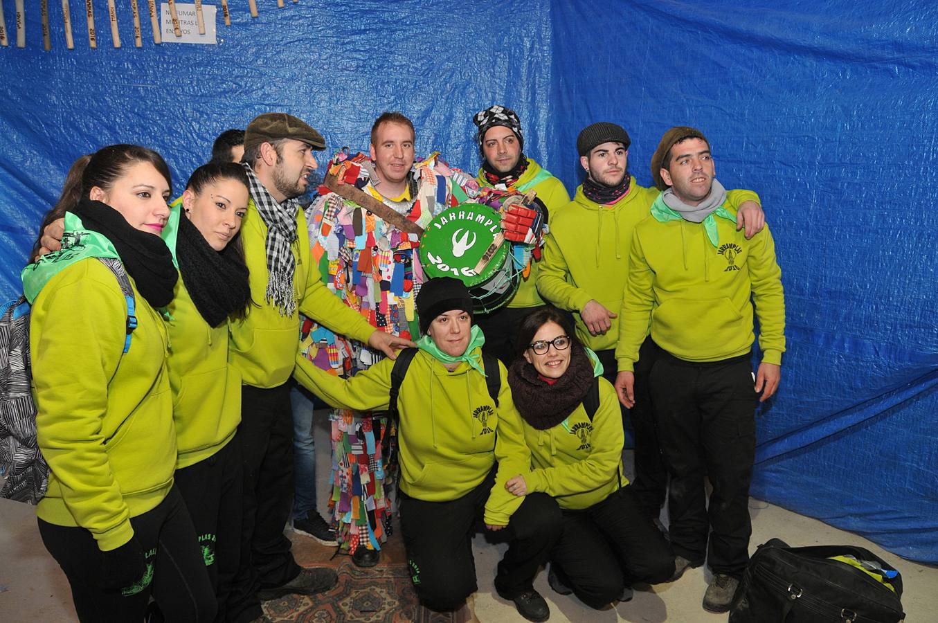 Martes, 19 de enero: Los vecinos de la localidad cacereña de Piornal pidieron la declaración de interés turístico internacional para su Jarramplas y lo hicieron como es tradición, con una lluvia de nabos sobre este mítico personaje que es el epicentro de la fiesta más impactante de toda Extremadura. Fotografías: David Palma