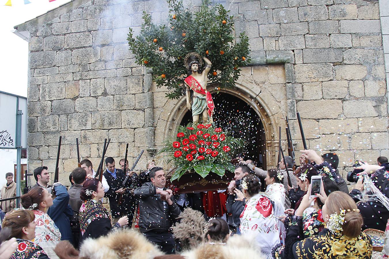 Miércoles, 20 de enero: Con motivo del día de San Sebastián, las Carantoñas volvieron a salir un año más por las calles de la localidad cacereña de Acehúche. Fotografías: Marisa Núñez.