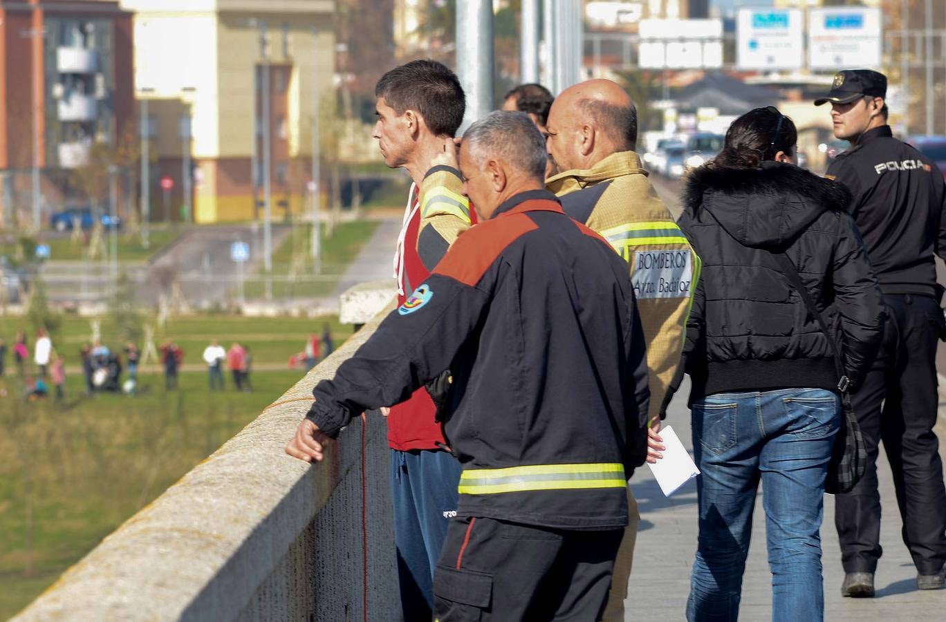 Domingo, 24 de enero: Los equipos de emergencia rescatan el cuerpo de un hombre que se arrojó al cauce del río Guadiana desde el Puente de la Universidad de Badajoz. Fotografías. Casimiro Moreno