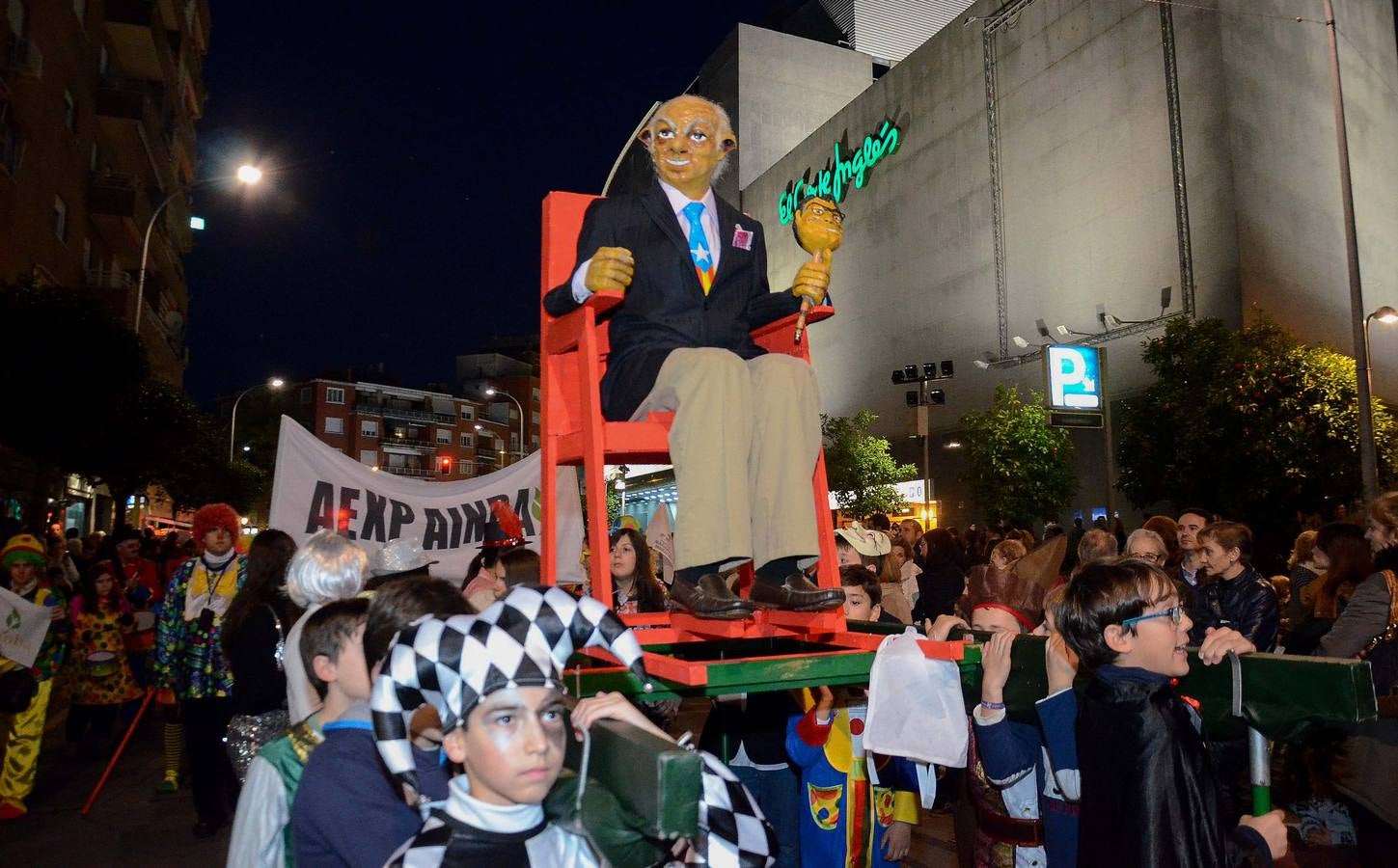Sábado, 23 de enero. La quema del Marimanta de Santa Marina, que representaba a Pujoy Mas, puso el punto de partida del Carnaval de Badajoz. Fotografías: Casimiro Moreno.