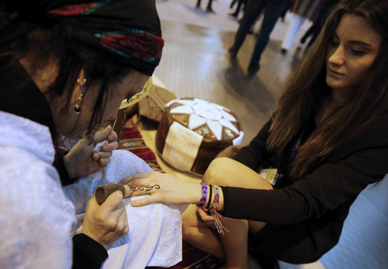 Viernes, 22 de enero. Badajoz promociona su carnaval en la Feria Internacional de Turismo, Fitur 2016, que se celebra en Madrid hasta el 24 de enero, en la que participan 165 países y regiones, junto a decenas de empresas de todos los sectores, en los 713 stands repartidos en 60.000 metros cuadrados. Fotografías: Agencias