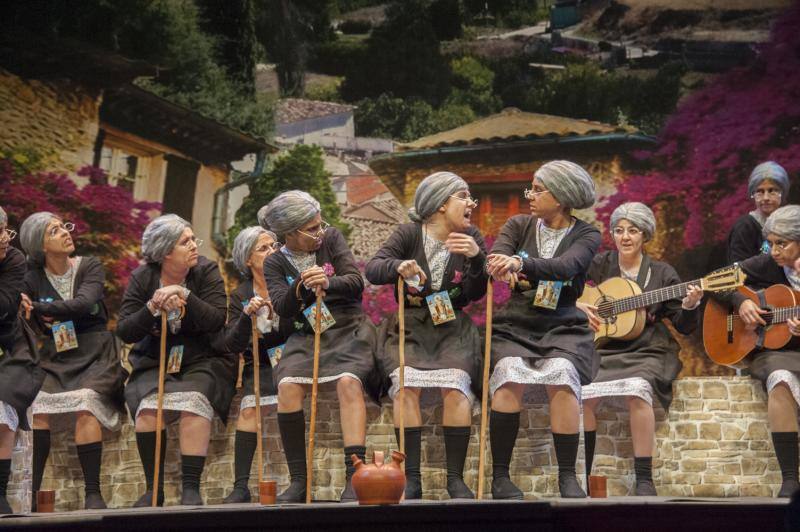 Actuación de la murga Las Polichinelas.