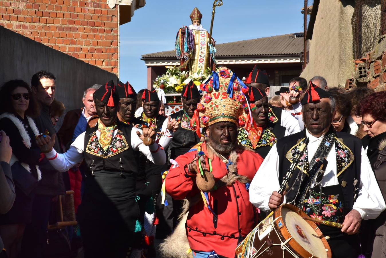 Los Negritos de San Blas llenan de danzas ancetrales Montehermoso