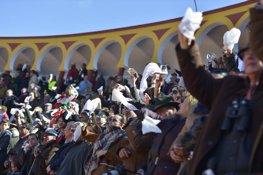 Ambiente y rostros conocidos en los festejos dominicales de  Olivenza
