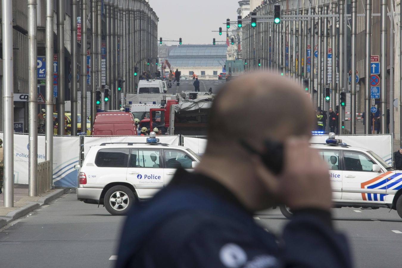 Decenas de vehículos sanitarios y de las fuerzas de seguridad se han desplazado hasta la estación de metro de Maalbeek, cuyo perímetro ha sido acordonado.