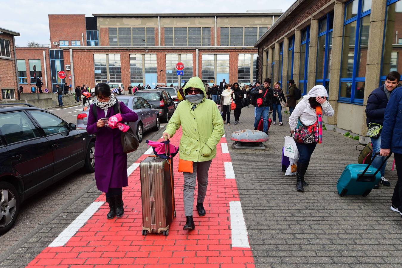 Los pasajeros abandonan el aeropuerto de Zaventem, que ha sido evacuado tras el atentado.