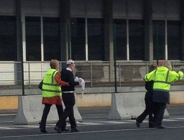 Los pasajeros abandonan el aeropuerto de Zaventem, que ha sido evacuado tras el atentado.