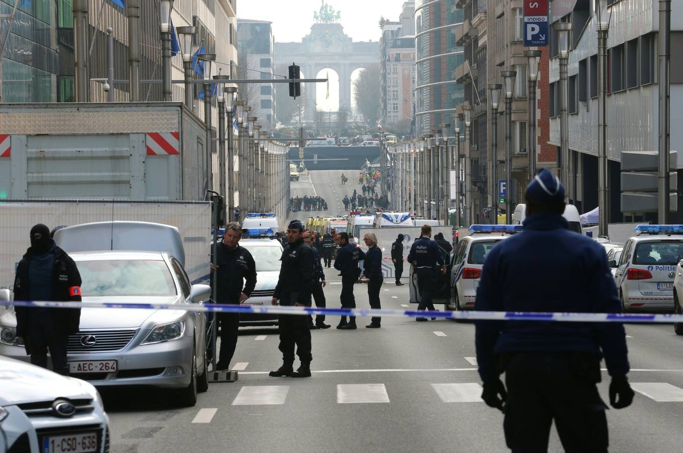 Decenas de agentes controlar el perímetro de seguridad establecido en los alrededores de la estación de metro de Maalbeek.