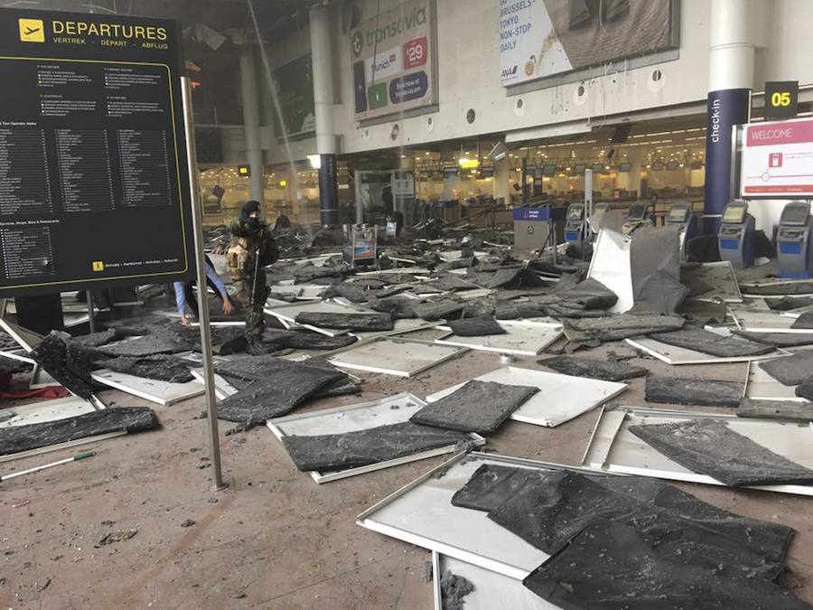 Estado en el que ha quedado la terminal del aeropuerto belga de Zaventem donde ha tenido lugar la explosión.