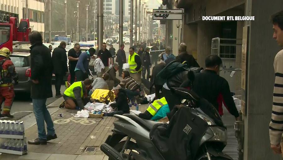 Los servicios sanitarios atienden a vaios heridos tras la segunda explosión, registrada en la estación de metro de Maalbeek situada en el llamado barrio europeo de Bruselas.