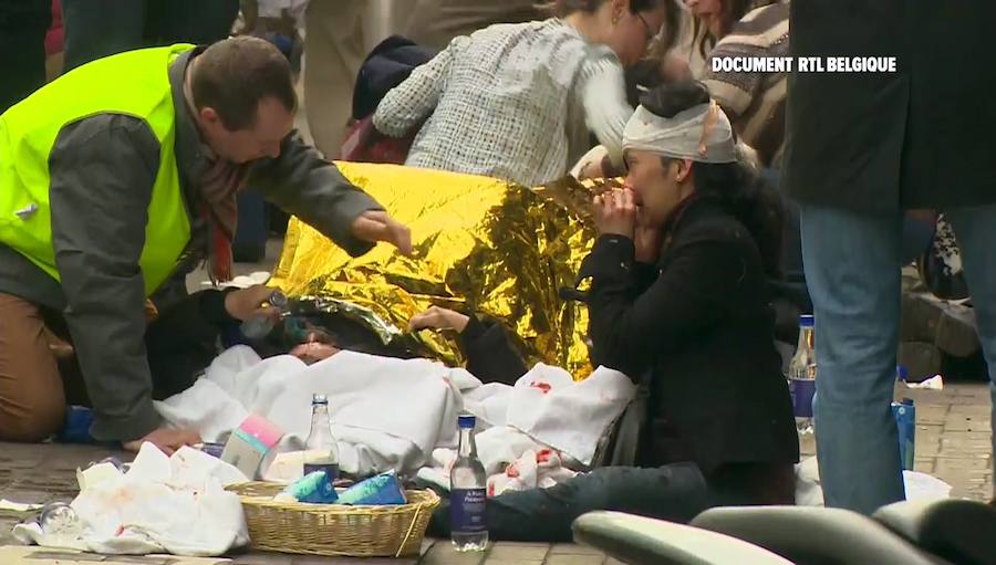 Los servicios sanitarios atienden a vaios heridos tras la segunda explosión, registrada en la estación de metro de Maalbeek situada en el llamado barrio europeo de Bruselas.