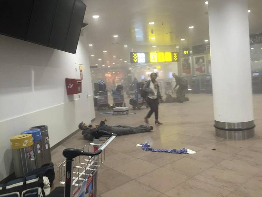 Un hombre herido yace en el suelo del aeropuerto de Zaventem tras el ataque.