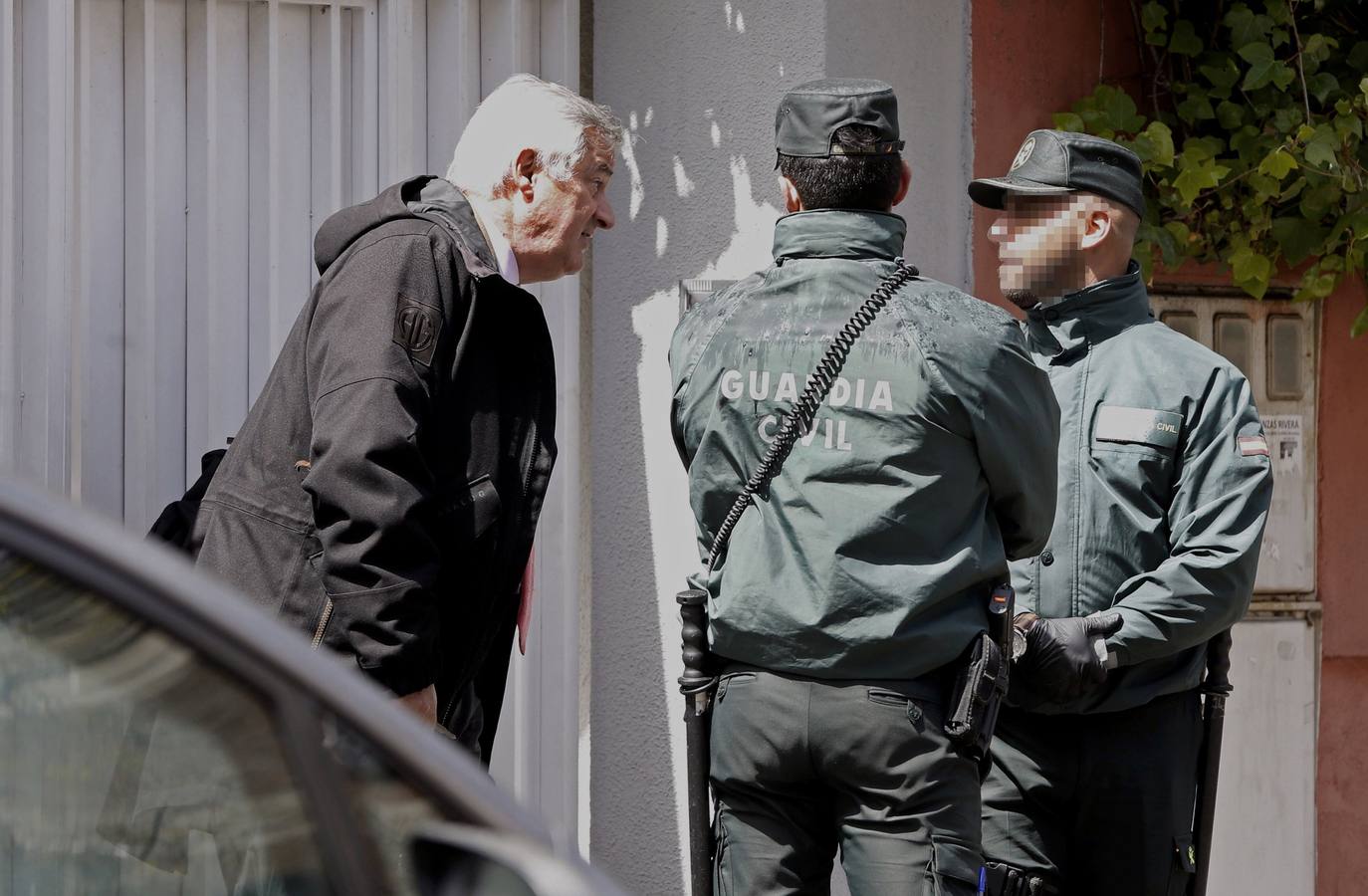 Lunes, 11 de abril: Mario Conde fue detenido junto a sus dos hijos, Mario y Alejandra, y el marido de ésta, acusados de blanqueo de capitales. La Fiscalía Anticorrupción cifra en más de 13 millones de euros el dinero apropiado de Banesto que el exbanquero Mario Conde ha blanqueado desde 1999 y hasta la actualidad repatriando el dinero desde Suiza y Reino Unido a través de un entramado societario. Fotografías: Ballesteros