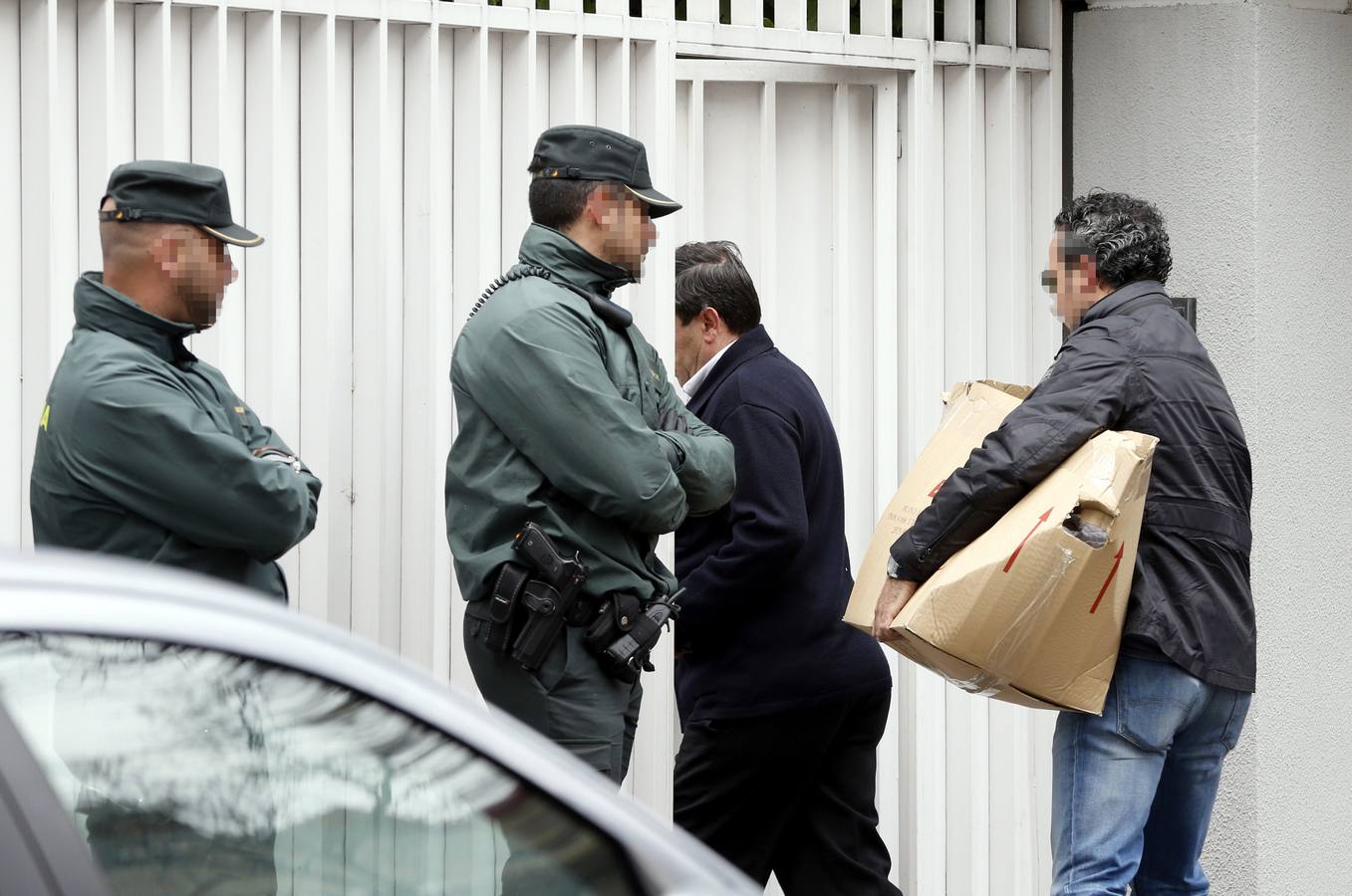 Lunes, 11 de abril: Mario Conde fue detenido junto a sus dos hijos, Mario y Alejandra, y el marido de ésta, acusados de blanqueo de capitales. La Fiscalía Anticorrupción cifra en más de 13 millones de euros el dinero apropiado de Banesto que el exbanquero Mario Conde ha blanqueado desde 1999 y hasta la actualidad repatriando el dinero desde Suiza y Reino Unido a través de un entramado societario. Fotografías: Ballesteros