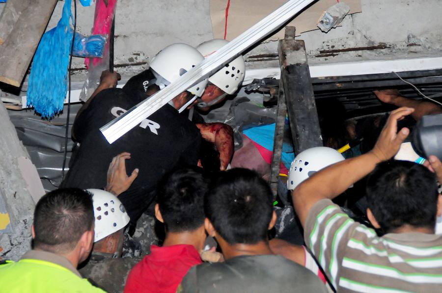 Domingo, 17 de abril: Un terremoto de 7,8 grados en la escala de Richter sacudió el corazón turístico de Ecuador, dejando 272 muertos y 2.068 heridos. Fotografías: Agencias