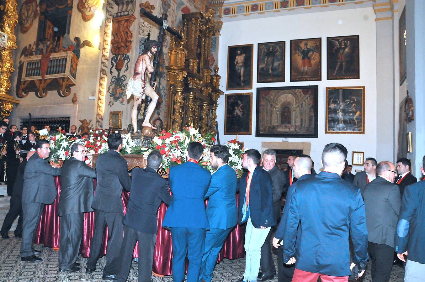 Sádado, 16 de abril: El 'Cristo Bendito' de Serradilla (Cáceres) sale en procesión 35 años después a pesar de la lluvia. Fotografía: David Palma