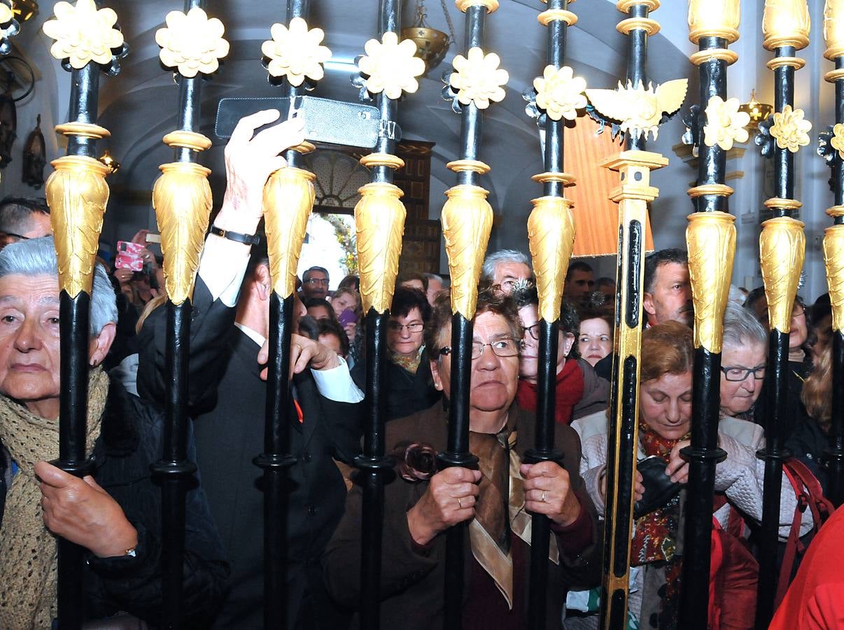 Sádado, 16 de abril: El 'Cristo Bendito' de Serradilla (Cáceres) sale en procesión 35 años después a pesar de la lluvia. Fotografía: David Palma