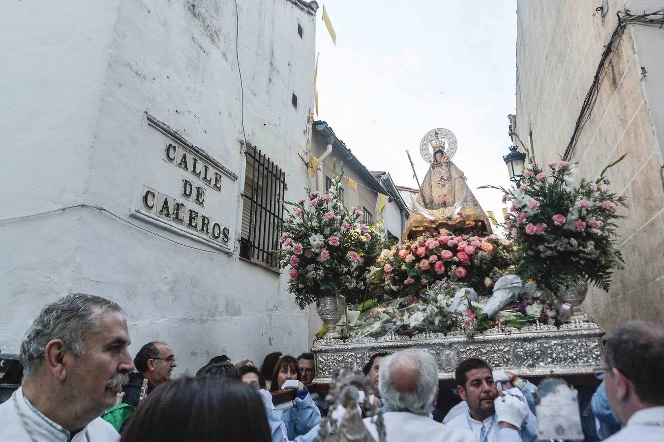 Miércoles, 20 de abril. La Patrona de Cáceres, la Vírgen de la Montaña, llegó a Cáceres. Una multitud arropó a la Virgen en su bajada hasta la ciudad a pesar de la lluvia. Fotografías: Lorenzo Cordero/ Jorge Rey