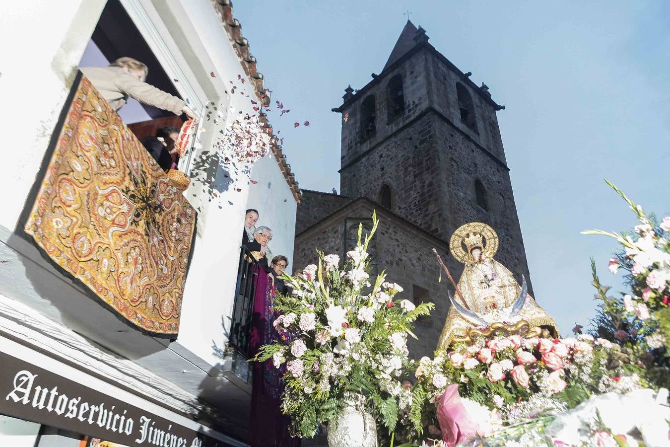 Miércoles, 20 de abril. La Patrona de Cáceres, la Vírgen de la Montaña, llegó a Cáceres. Una multitud arropó a la Virgen en su bajada hasta la ciudad a pesar de la lluvia. Fotografías: Lorenzo Cordero/ Jorge Rey