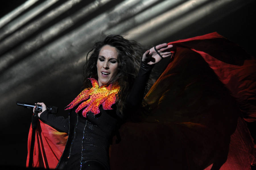 Sábado, 23 de abril: El recinto del polígono Cepansa de Don Benito se llenó para disfrutar del tour 'Caos' de Malú. Fotografía: Estrella Domeque