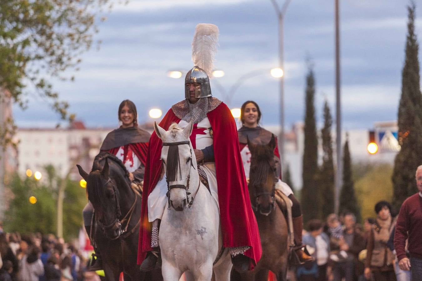 Viernes, 22 de abril: Desfile de San Jorge y el Dragón 2016. Miles de cacereños se citaron un año más con la leyenda. Fotografías:: Lorenzo Cordero/ Jorge Rey