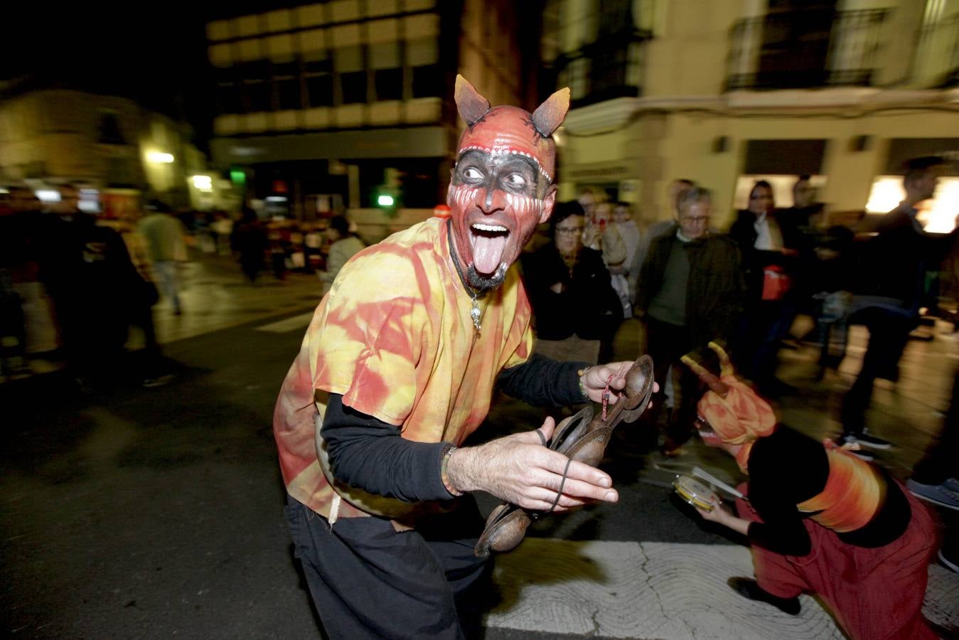 Viernes, 22 de abril: Desfile de San Jorge y el Dragón 2016. Miles de cacereños se citaron un año más con la leyenda. Fotografías:: Lorenzo Cordero/ Jorge Rey