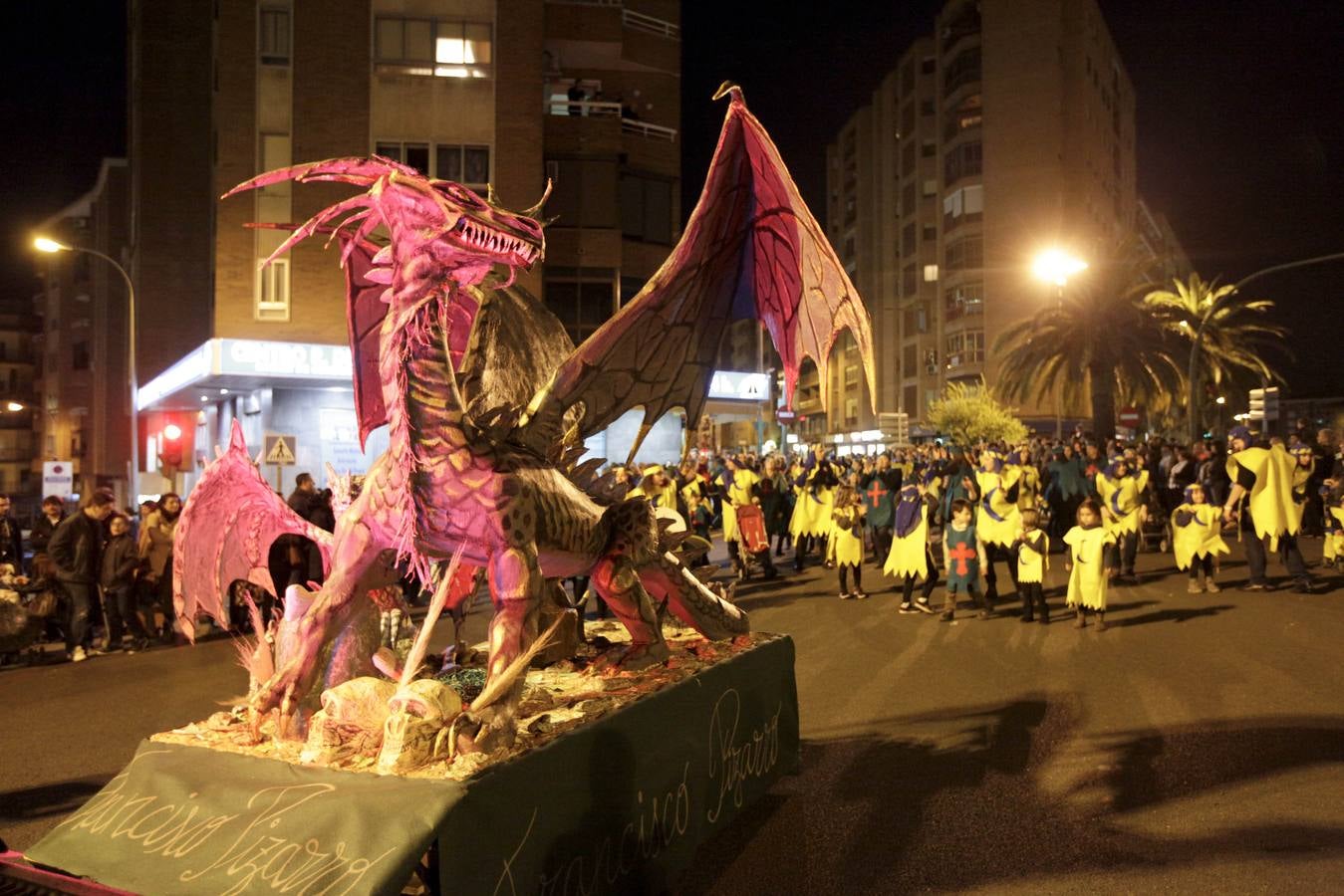 Viernes, 22 de abril: Desfile de San Jorge y el Dragón 2016. Miles de cacereños se citaron un año más con la leyenda. Fotografías:: Lorenzo Cordero/ Jorge Rey