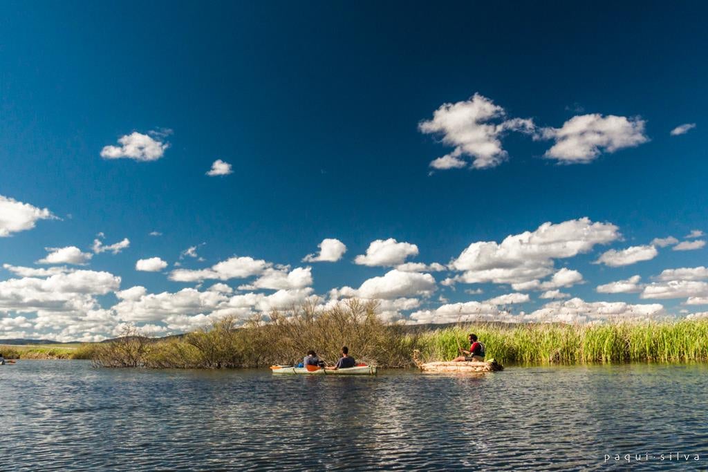 Acompañan a los dos aventureros que descienden el Guadiana en balsas de enea