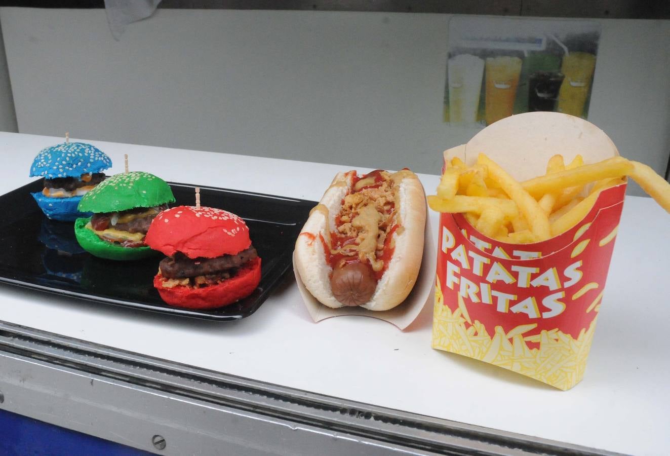 Viernes, 13 de mayo:  Quince camiones de comida callejera y cerveza artesana llegaron a Mérida para inaugurar el Food Truck Festival. Fotografía: Brígido Fernández