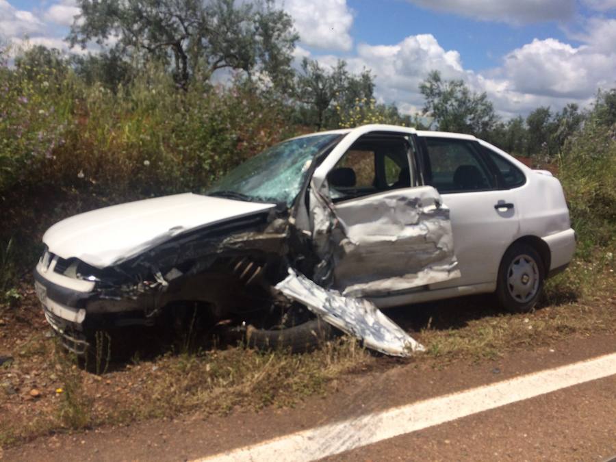 Una mujer herida leve en un choque lateral entre dos vehículos