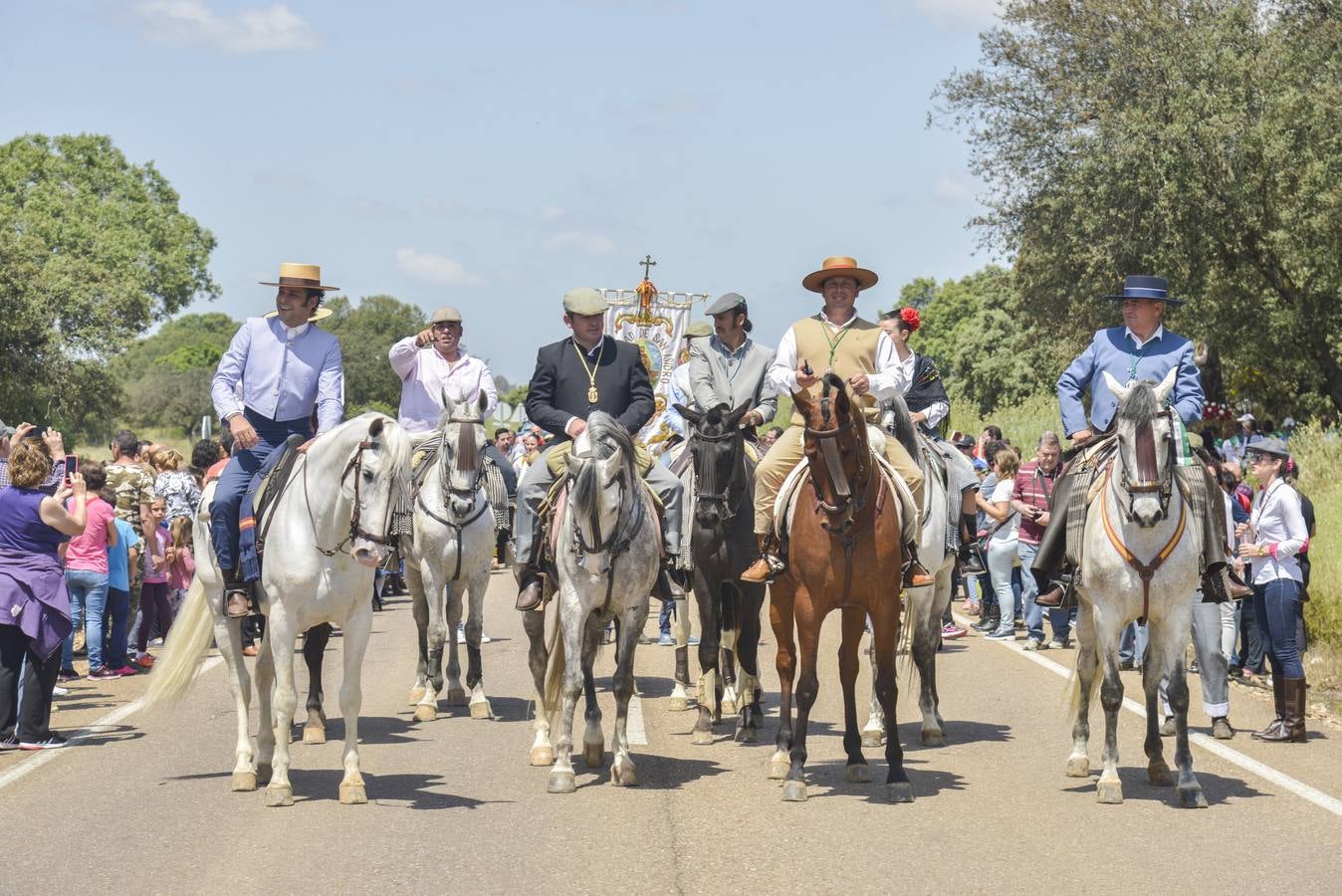 Domingo, 15 de mayo: La romería en honor San Isidro en los campos de Tres Arroyos cumple 60 años entre el fervor popular. Fotografía: JV Arnelas
