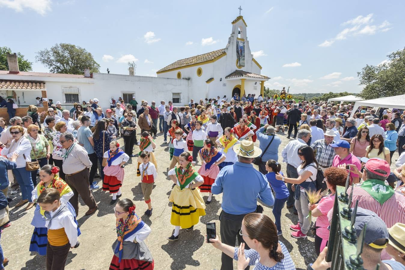 Domingo, 15 de mayo: La romería en honor San Isidro en los campos de Tres Arroyos cumple 60 años entre el fervor popular. Fotografía: JV Arnelas