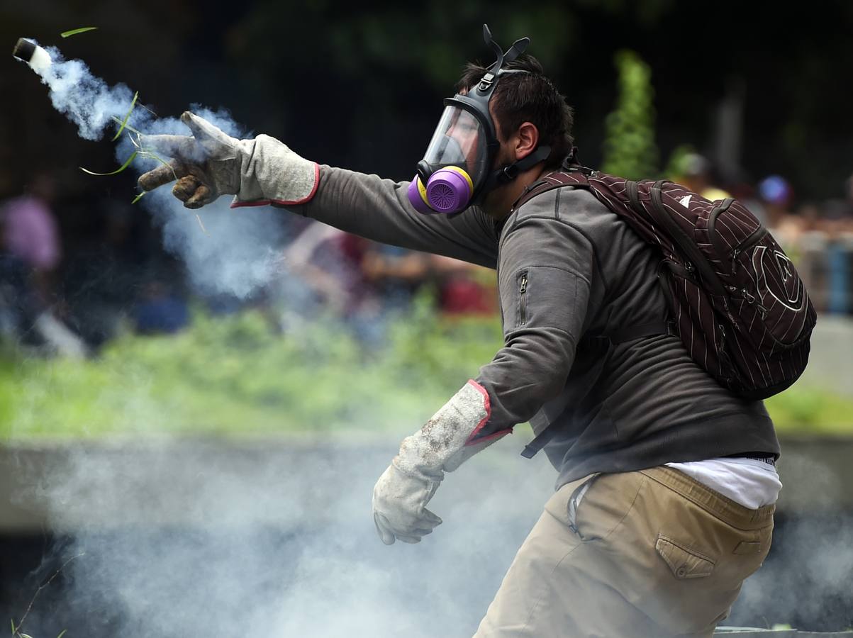 Miércoles, 18 de mayo. Maduro reprime las protestas opositoras en Caracas bajo el estado de excepción mientras crece la escacez de alimentos en Venezuela. Fotografías: Agencias