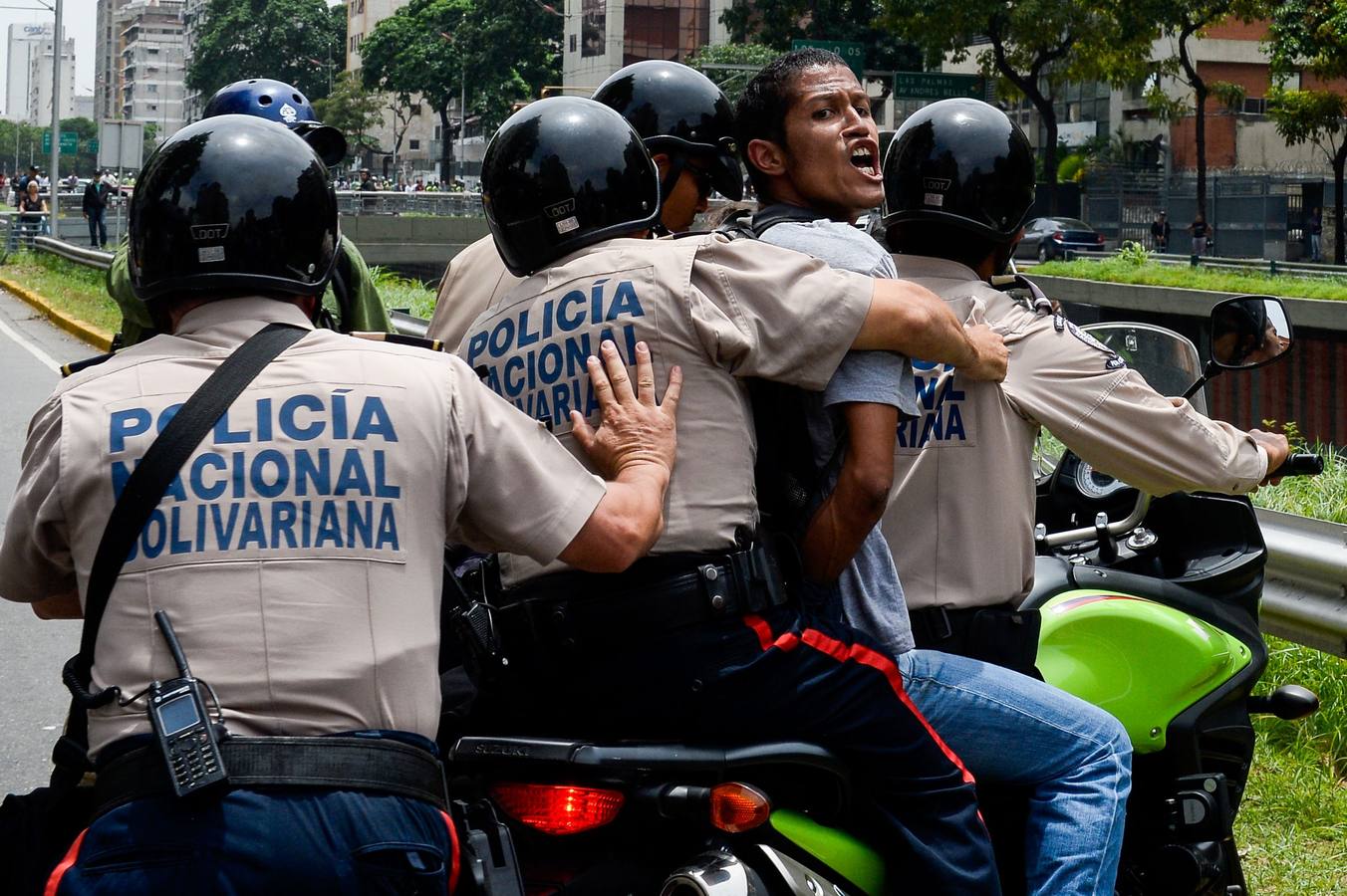 Miércoles, 18 de mayo. Maduro reprime las protestas opositoras en Caracas bajo el estado de excepción mientras crece la escacez de alimentos en Venezuela. Fotografías: Agencias