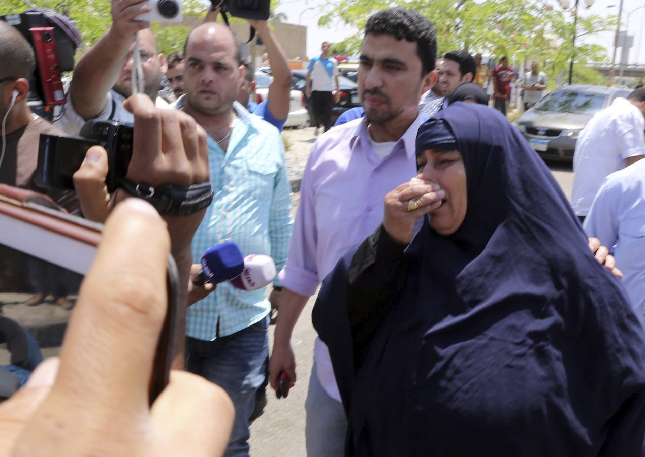 Jueves, 19 de mayo: Un avión de la compañía egipcia Egyptair, que cubría la ruta París-El Cairo, se estrelló en el mar Mediterráneo con 66 personas a bordo, tras perder el contacto con los controladores del aeropuerto de la capital egipcia y desaparecer de los radares. Fotografía: Agencias