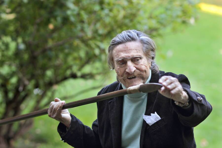 Viernes, 20 de abril: Miguel de la Quadra-Salcedo, el reportero, impulsor de la 'Ruta Quetzal', falleció a los 84 años en Madrid. Fotografía: Agencias