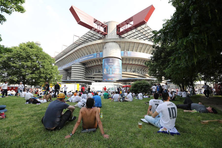 Las mejores imágenes de las aficiones del Real Madrid y Atlético de Madrid en Milán