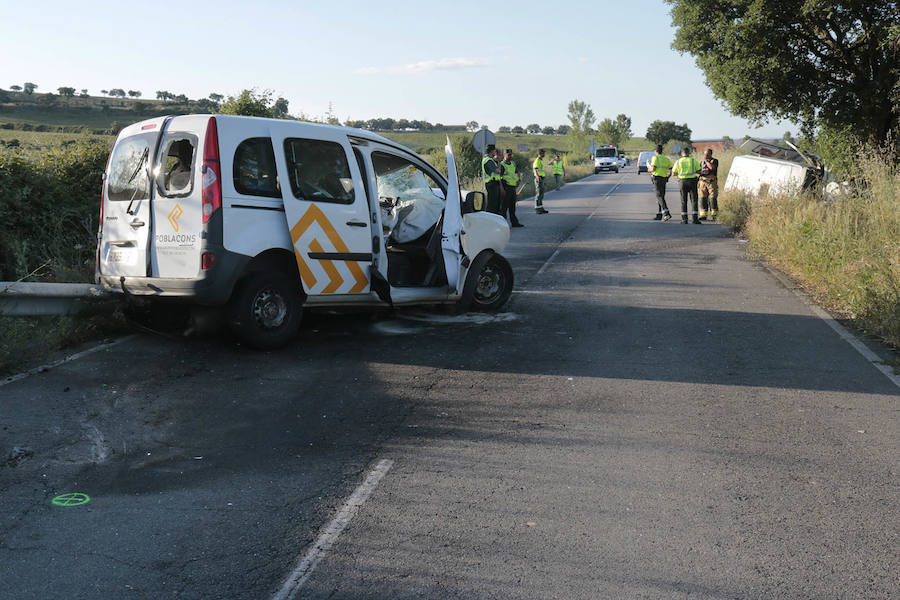 Mueren dos hombres y una mujer en una colisión frontal en Montehermoso