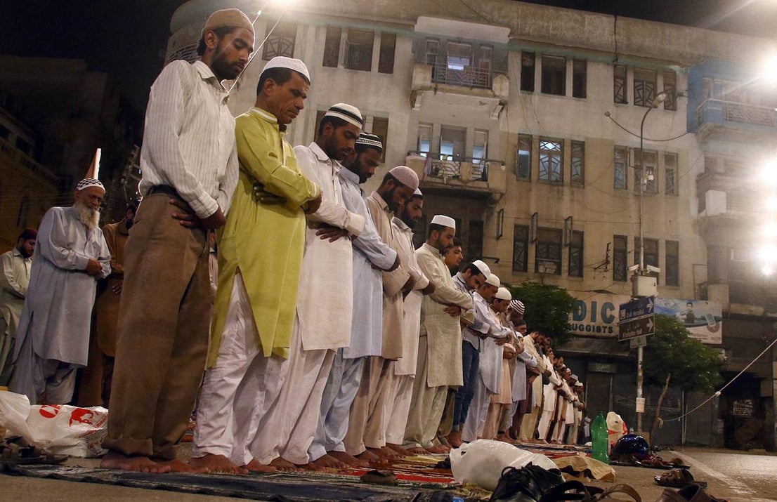 Creyentes durante la ofrenda de Taravih con rezos especiales en la celebración del Ramadán en Karachi (Pakistán)