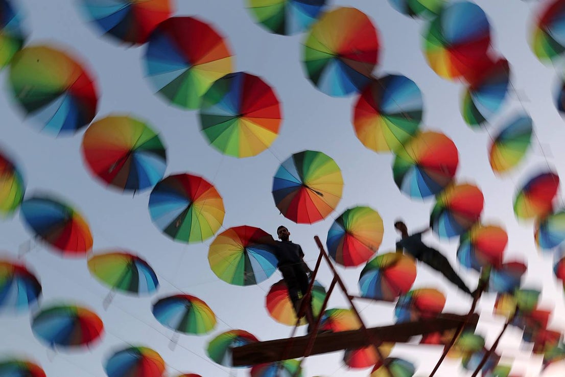 Musulmanes palestinos decoran las calles con sombrillas de colores durante la celebración del sagrado mes del Ramadán en Ciudad de Gaza, en la Franja de Gaza.