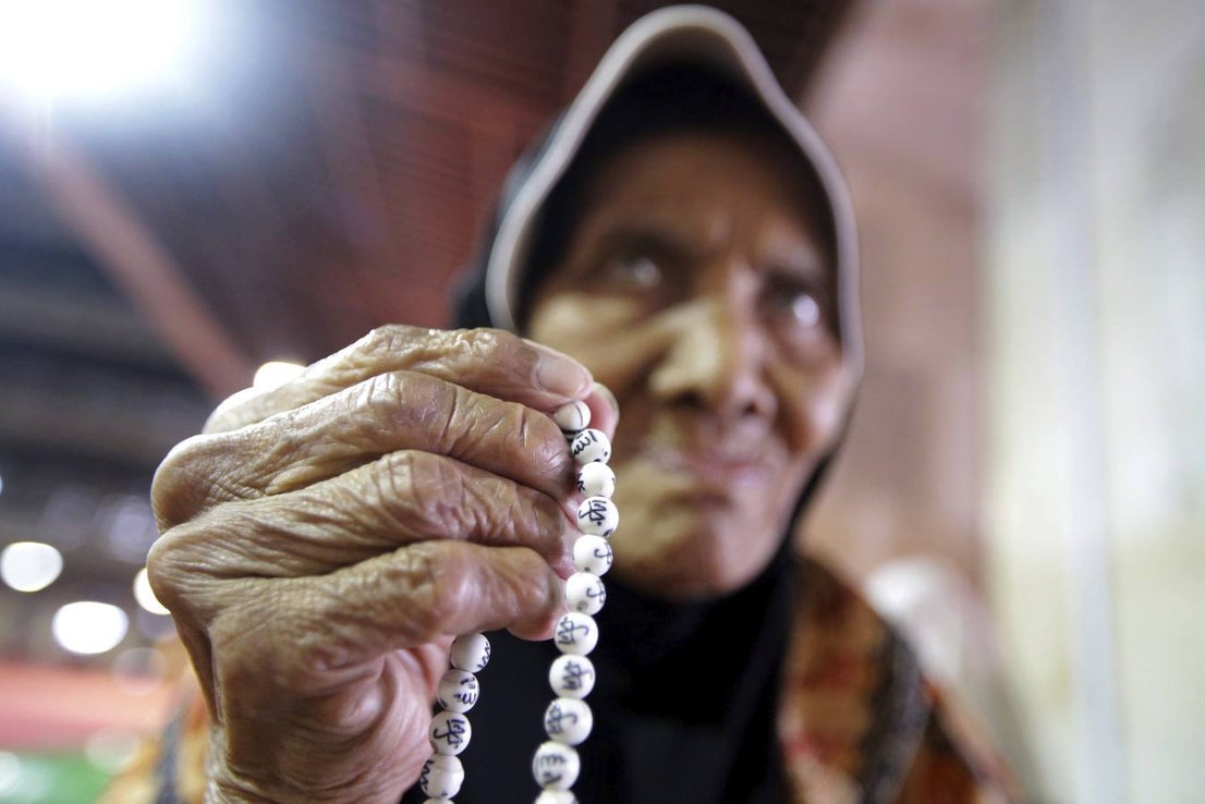 Una mujer musulmana reza mientras espera el final del ayuno en la mezquita Istiqlal en Yakarta, Indonesia