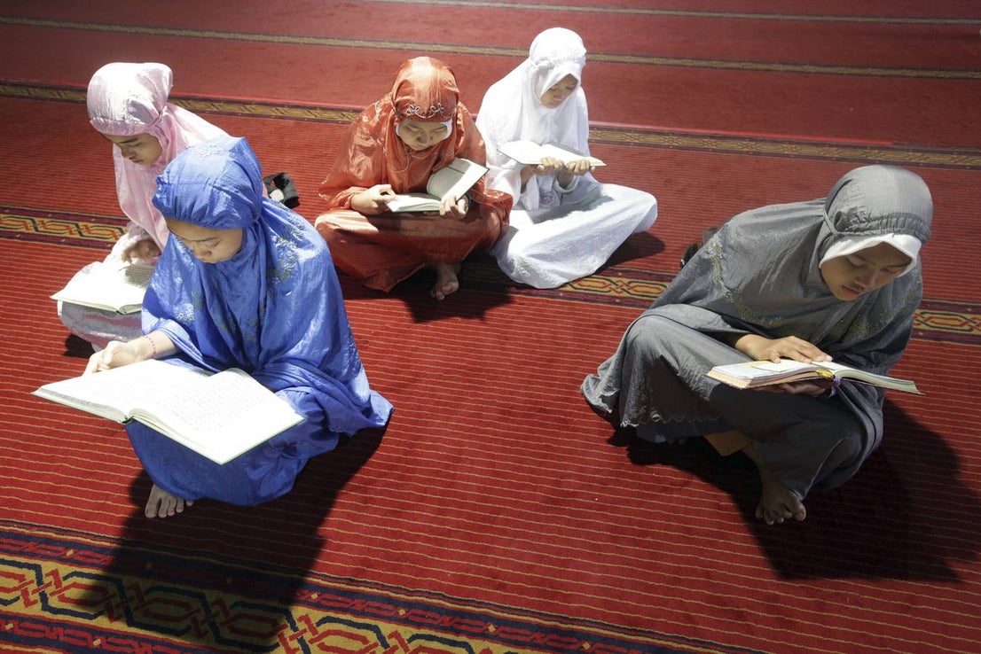 Musulmanas leen el Corán mientras esperan el final del ayuno en la mezquita Istiqlal en Yakarta, Indonesia,